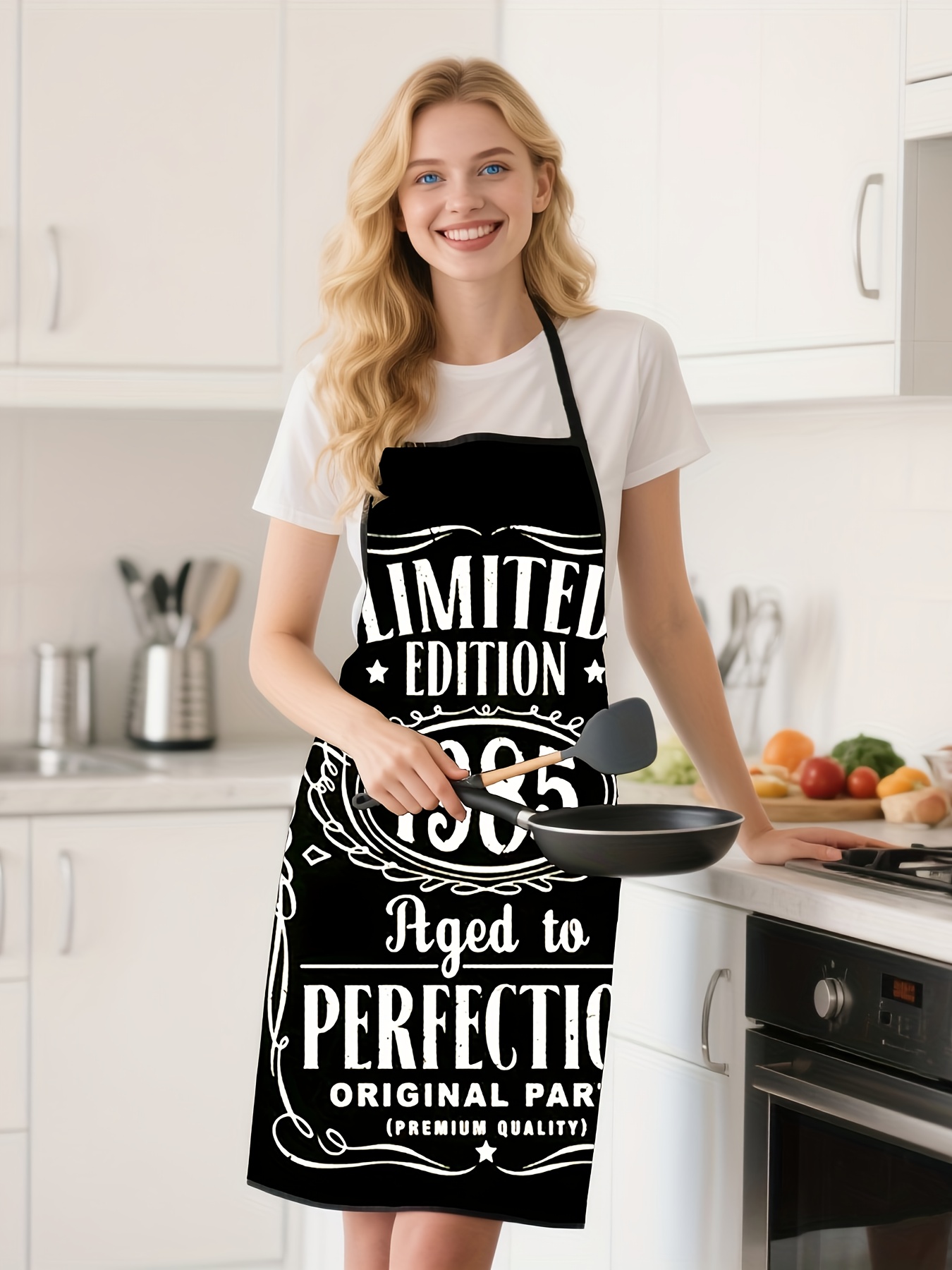 黒色の背景に「1985」のデザインが入ったキッチンエプロン、 - Kitchen Baking Background のレビューと価格